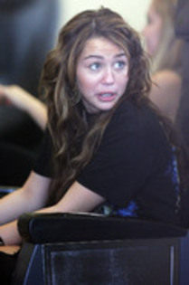 306453 - Miley and Hannah