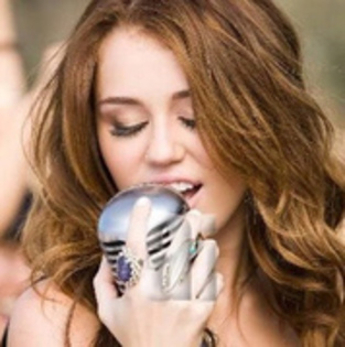 10143458_CLFNBVWXG - Miley and Hannah