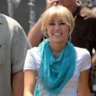10739095_DIRQDVGQH - Miley and Hannah