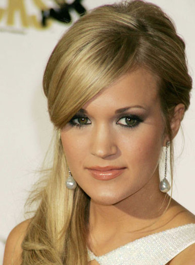 Carrie Underwood (44)