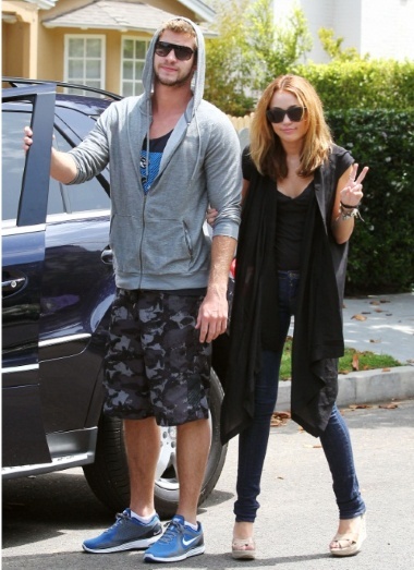 miley-cyrus-and-liam-leave-dad-billy-ray-cyrus-walk-the-dogs