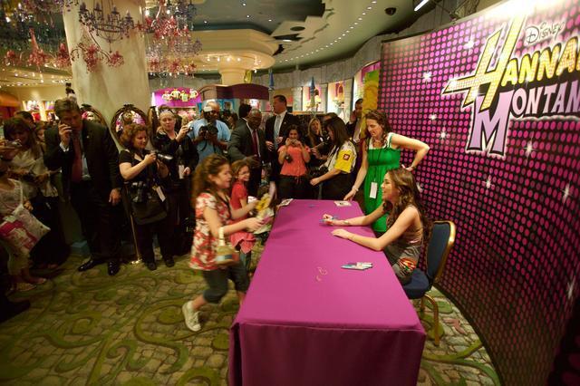 16525265_XHHTRCIXL - club miley-toate pozele mele cu miley si cu hannah