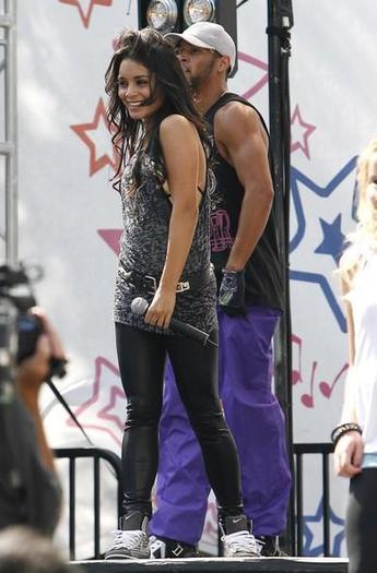 Vanessa_Hudgens_1248207313_2 - vanessa