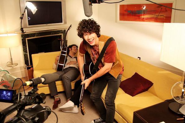 Joe_Jonas_1264192711_4 - jonas brothers