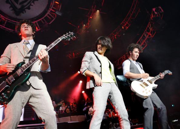 Joe_Jonas_1264192796_4 - jonas brothers
