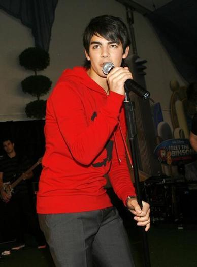 Joe_Jonas_1264193450_2