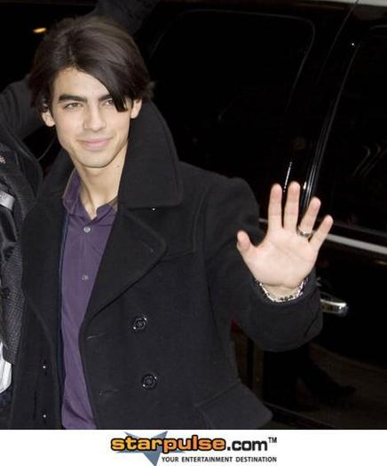 Joe_Jonas_1253629015_4