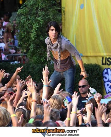Joe_Jonas_1253629282_0
