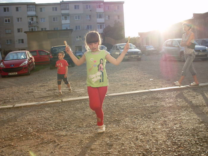 Soramea in fata blocului la bunici