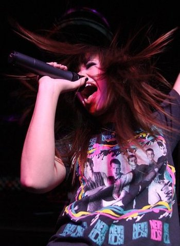 28a2mhy - Demi Lovato