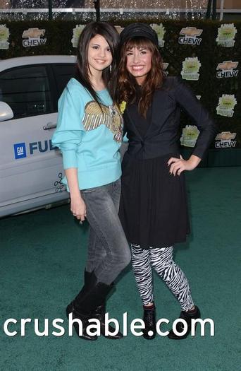 demi-lovato-selena-gomez-01_nc