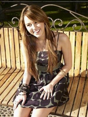 DGRUXZREWTVQVLXBMFD - Miley Cyrus La Piscina Si In Leagan