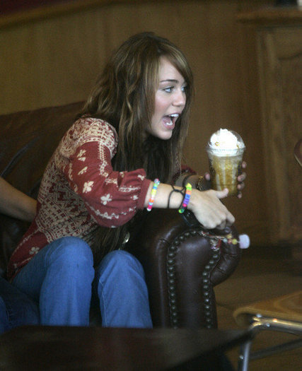 @ hmm..let\'s see what\'s on TV - miley poze personale