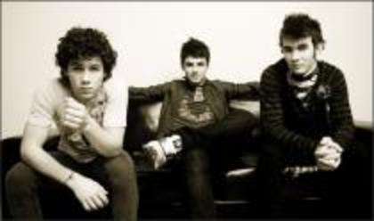 CJKUEYRCFGAUAIQSGRP - jonas brothers