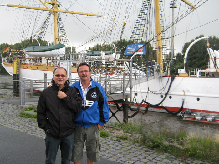 domnu dr.Sorin si eu Traian - 9-colegii de liceu iskola talalkozo