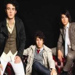 hbxu7dj3tl - jonas brothers