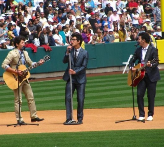 jonas-brothers-saddleback-5-530x474