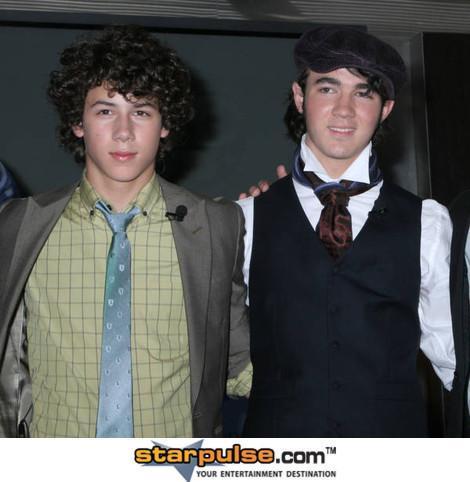 Joe_Jonas_1253629243_4