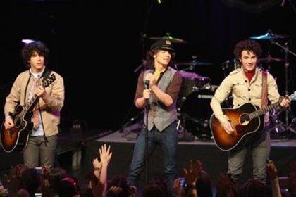 Joe-Jonas-1210598522 - jonas brothers