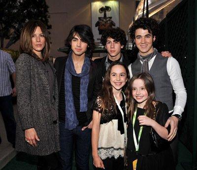 Joe-Jonas-1210598702 - jonas brothers