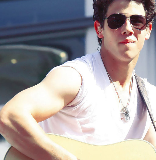 17393078_GGGRWLDCS[1] - Jonas Brothers