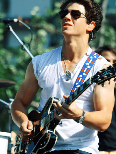 17393140_CLBDDFOGF[1] - Jonas Brothers