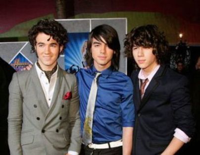HBUQALWYBAXTCESUXHV[2] - Jonas Brothers
