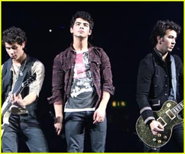 ZNEKXTLZRQZJDNROPOB[1] - Jonas Brothers