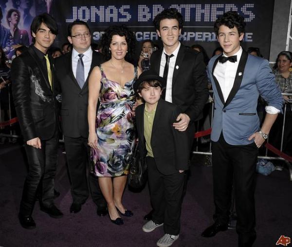 Nick_Jonas_1239994517_2