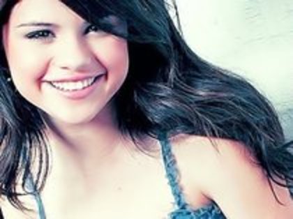 17148930_LXQOHMVKK[1] - SELENA GOMEZ