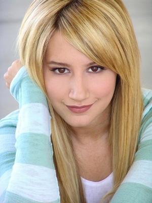 ashley-tisdale-385832l-poza