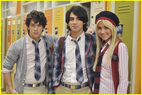 J_O_N_A_S__1241534332_3_2008 - jonas brothers