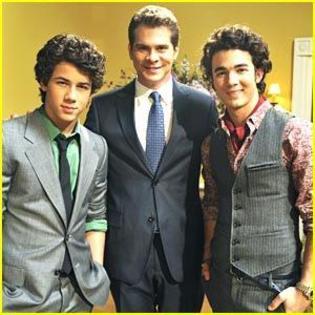 J_O_N_A_S__1241534363_2_2008 - jonas brothers