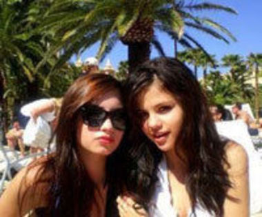 Demi-Lovato-si-Selena-Gomez-isi-dezvaluie-planurile-pe-Twitter - selena si demi poze