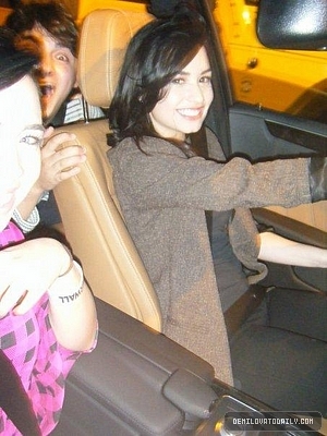 normal_404 - Demi in her car