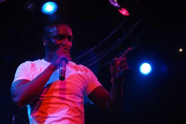 Akon_1246396121_0