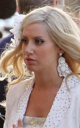 blond-wigged-beautiful-821 - ashley