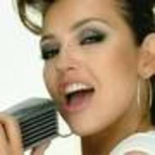 Thalia-revine-pe-piata-muzicala-cu-un-nou-single[1]