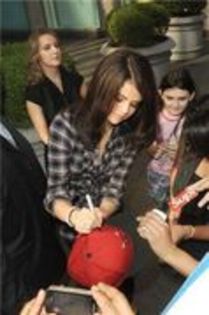 20923878_OFSOLXCOY - Selena at The Today Show July 22 2010