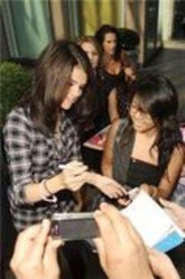 20923883_AAEBPKNKF - Selena at The Today Show July 22 2010