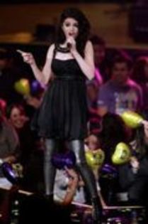 20923492_IGNRPXSUC - Selena at Teleton 2009 in Mexico on December 5 2009