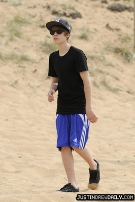 normal_UPDATE_CANDID_BEACH_APR10_AUSTRALIA_11223_%284%29[1] - Justin  Bieber