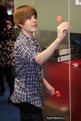 14236646_MDYKVFHNB[1] - Justin  Bieber