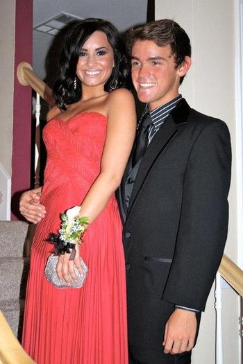 demi-lovato-prom-31 - demi lovato