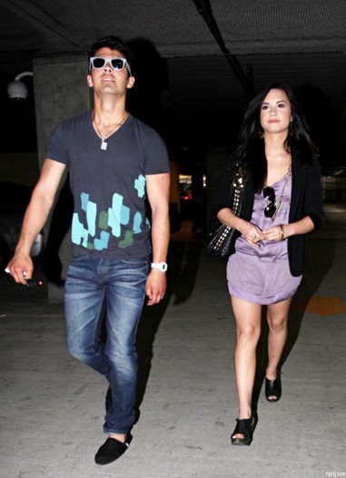 joe-jonas-si-demi-lovato-530x731 - demi lovato