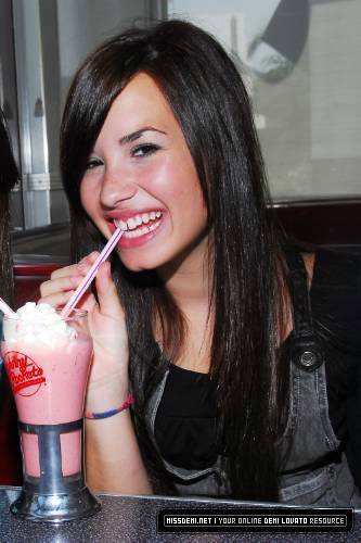 MMUDEPCVHGJKMAGSTCB - demi lovato