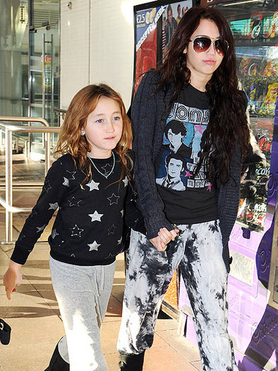miley-cyrus-jonas - miley cyrus