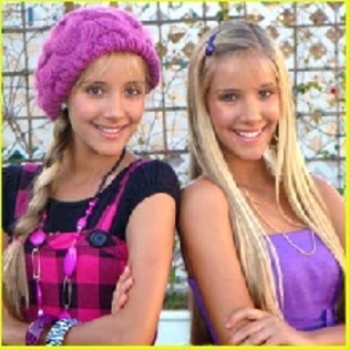 small_justjaredjr_World_62869_milly_becky_rosso_legally_blondes - legally blondes
