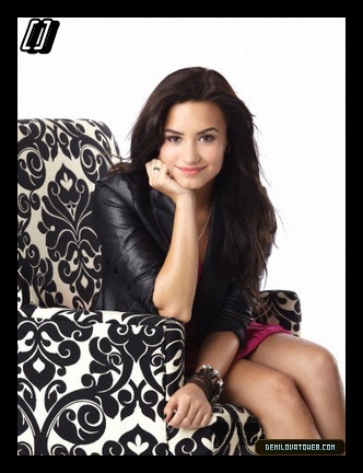 15558780_XFGFBRTZS[1] - Demi Lovato Poze