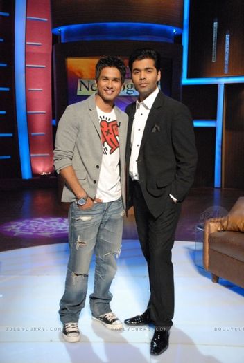 41530-shahid-kapoor-with-karan-johar-on-lift-kara-de